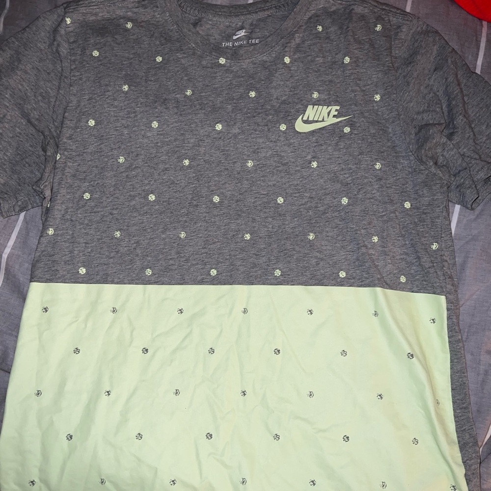 Mens Nike two-tone shirt. Size LARGE. Very comfortable and rare design